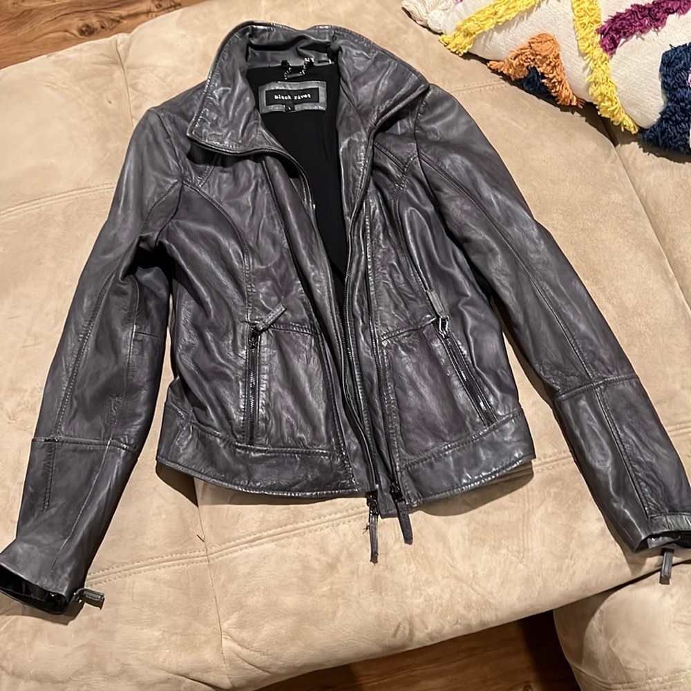 I am selling a black river leather jacket in size large and color in gray